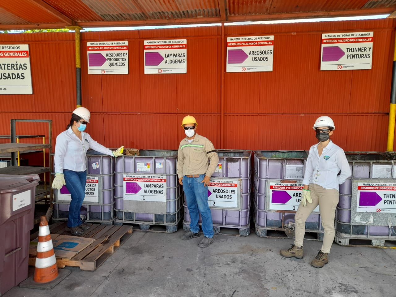 Funcionarios de Corpamag visitando empresa generadora de residuos respel